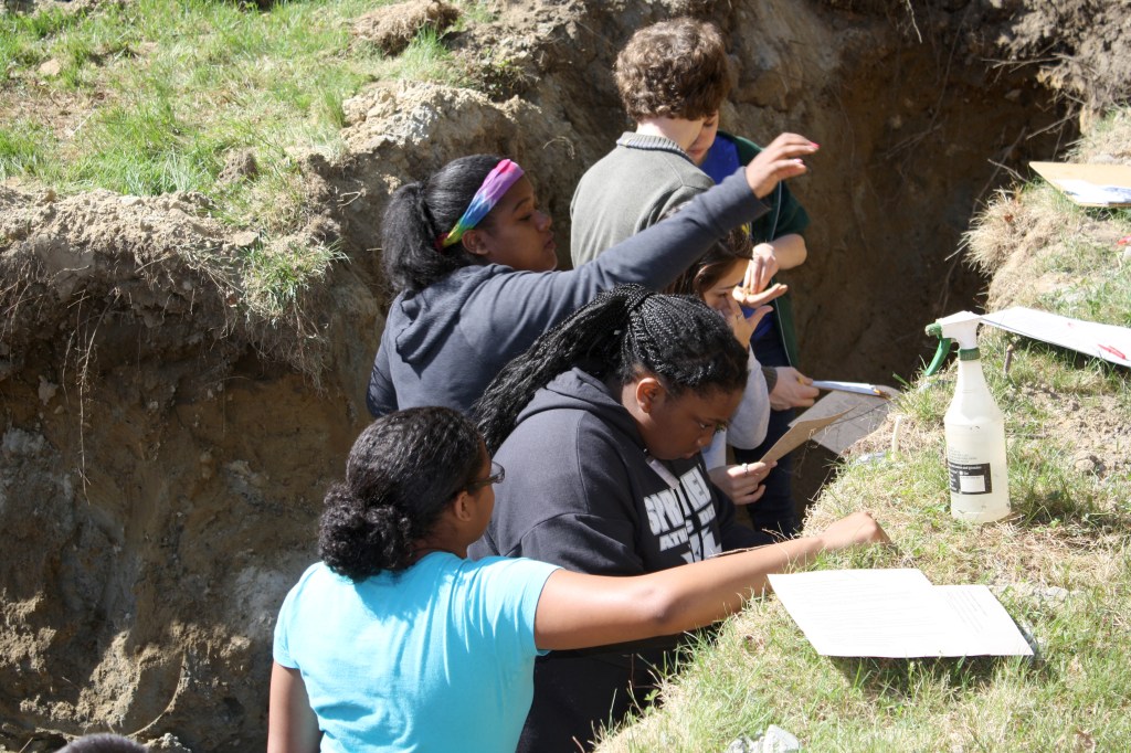 A team analyzes soil at the Soil ecostation.